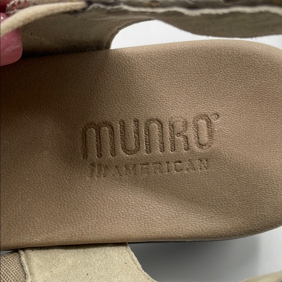 Munro American Taupe Strappy Sandals, size 7 1/2 - Picture 2 of 8